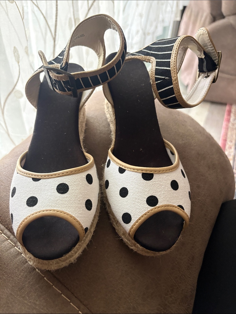 Polka-dot straw shoes